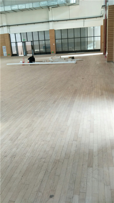 江西南昌第一天安裝懸掛式電動籃球架現場 江西南昌第一天安裝懸掛式電動籃球架現場