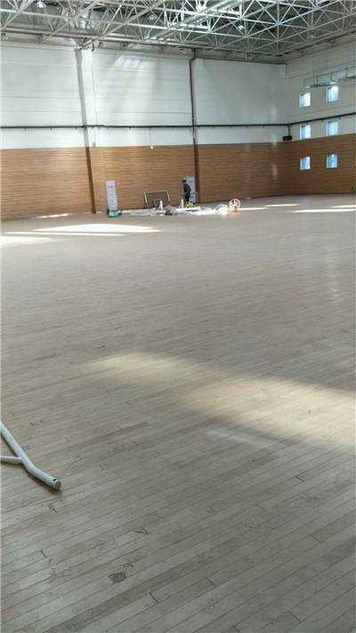 江西南昌第一天安裝懸掛式電動籃球架現場 江西南昌第一天安裝懸掛式電動籃球架現場