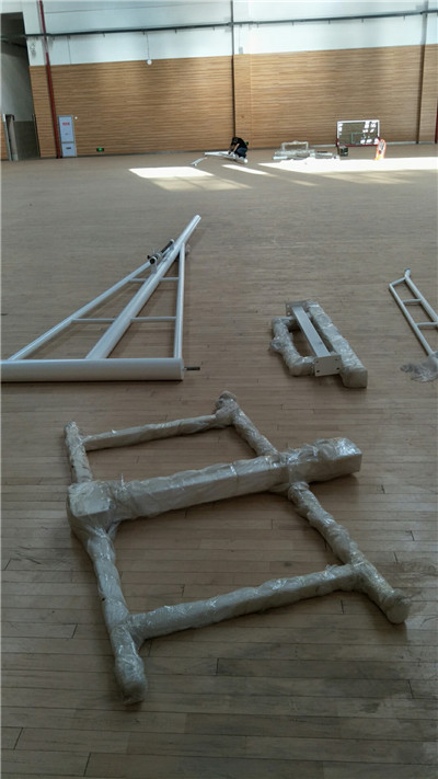 江西南昌第一天安裝懸掛式電動籃球架現場 江西南昌第一天安裝懸掛式電動籃球架現場