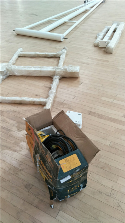 江西南昌第一天安裝懸掛式電動籃球架現場 江西南昌第一天安裝懸掛式電動籃球架現場