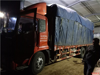 發往河南的學校體育器材裝車完畢 發往河南的學校體育器材裝車完畢
