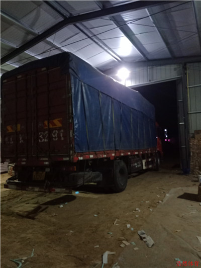 發往河南的學校體育器材裝車完畢 發往河南的學校體育器材裝車完畢