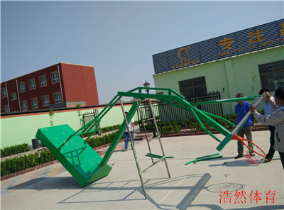 安裝山西學校操場平箱移動式籃球架施工中 安裝山西學校操場平箱移動式籃球架施工中