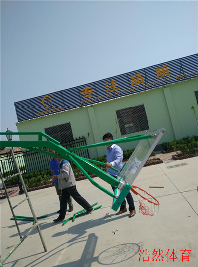 安裝山西學校操場平箱移動式籃球架施工中 安裝山西學校操場平箱移動式籃球架施工中